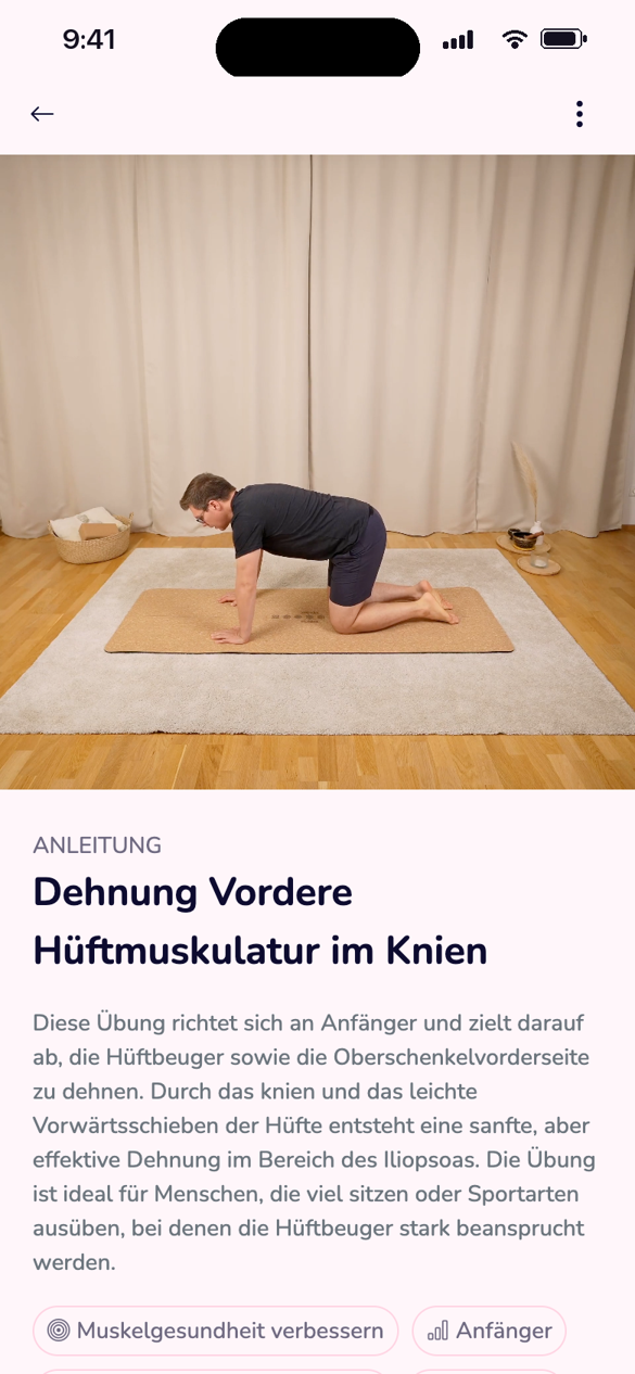 Der Player in der App spielt die Dehnung der Brustmuskulatur mit Video und Anleitung
